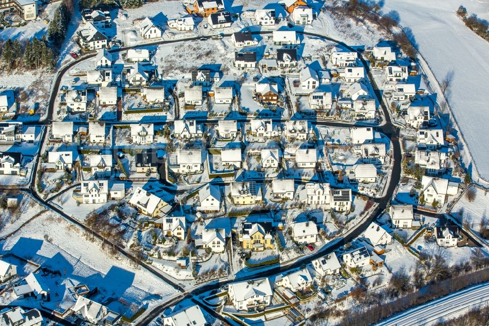 Olsberg von oben - Winterlich schneebedecktes Wohngebiet einer Einfamilienhaus- Siedlung in Olsberg im Bundesland Nordrhein-Westfalen