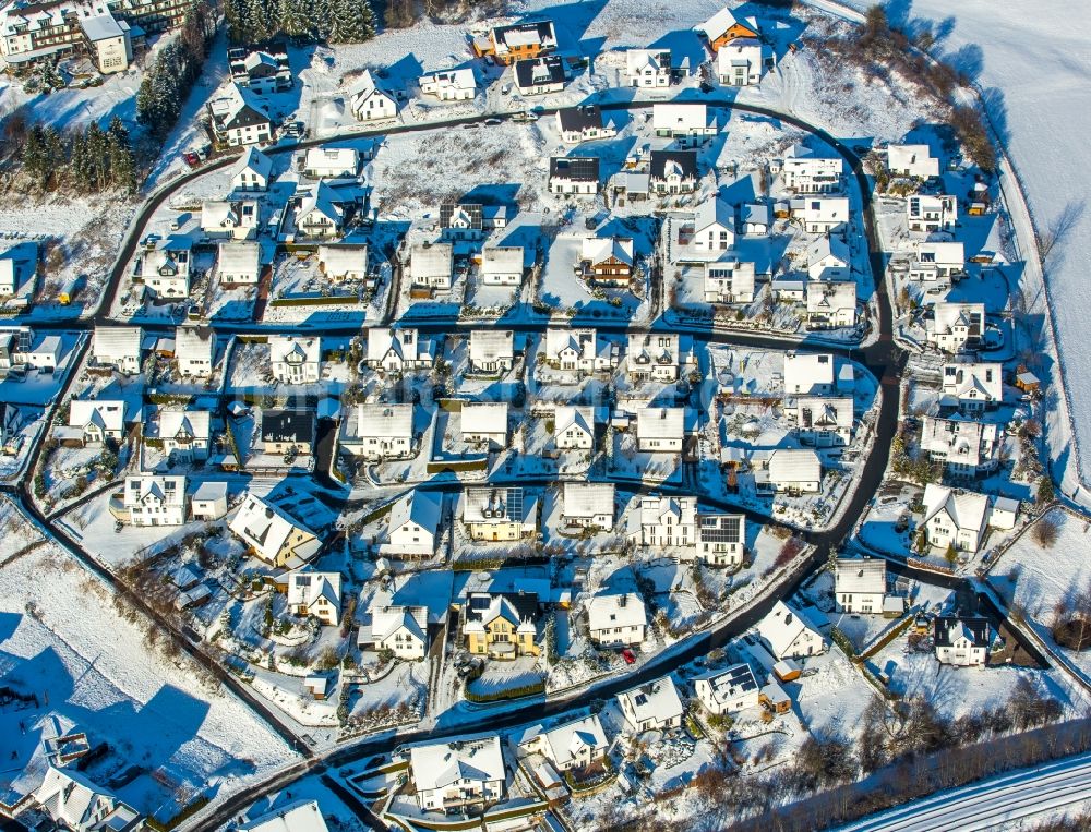 Olsberg aus der Vogelperspektive: Winterlich schneebedecktes Wohngebiet einer Einfamilienhaus- Siedlung in Olsberg im Bundesland Nordrhein-Westfalen