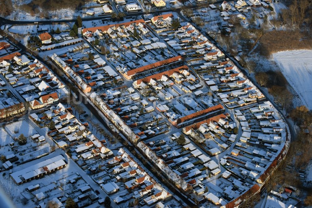 Brandenburg an der Havel von oben - Winterlich schneebedecktes Wohngebiet einer Mehrfamilienhaussiedlung in Brandenburg an der Havel im Bundesland Brandenburg