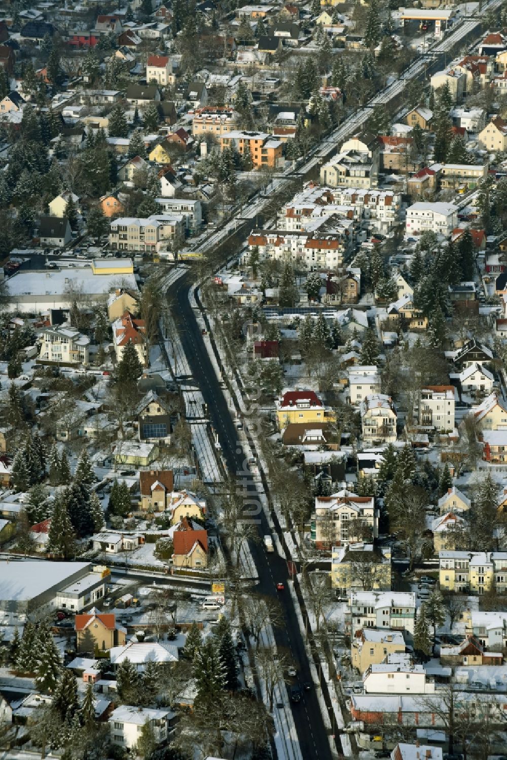 Luftbild Berlin - Winterlich schneebedecktes Wohngebiet einer Mehrfamilienhaussiedlung entlang des Hultschiner Damm in Berlin