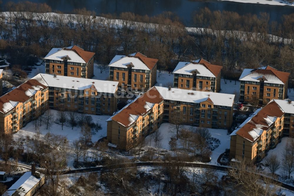 Magdeburg von oben - Winterlich schneebedecktes Wohngebiet einer Mehrfamilienhaussiedlung in Magdeburg im Bundesland Sachsen-Anhalt