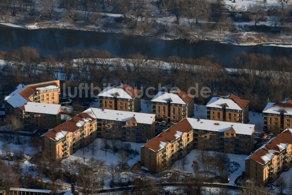 Magdeburg aus der Vogelperspektive: Winterlich schneebedecktes Wohngebiet einer Mehrfamilienhaussiedlung in Magdeburg im Bundesland Sachsen-Anhalt