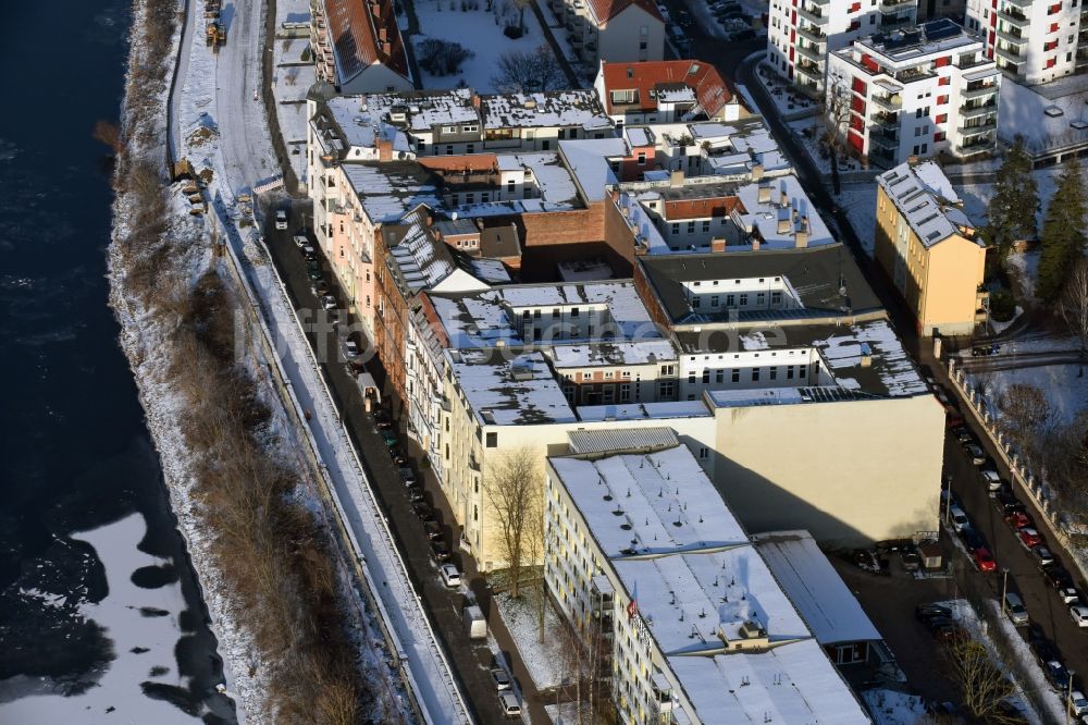 Luftbild Magdeburg - Winterlich schneebedecktes Wohngebiet einer Mehrfamilienhaussiedlung in Magdeburg im Bundesland Sachsen-Anhalt