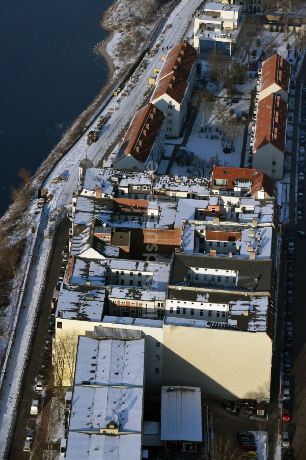 Luftaufnahme Magdeburg - Winterlich schneebedecktes Wohngebiet einer Mehrfamilienhaussiedlung in Magdeburg im Bundesland Sachsen-Anhalt