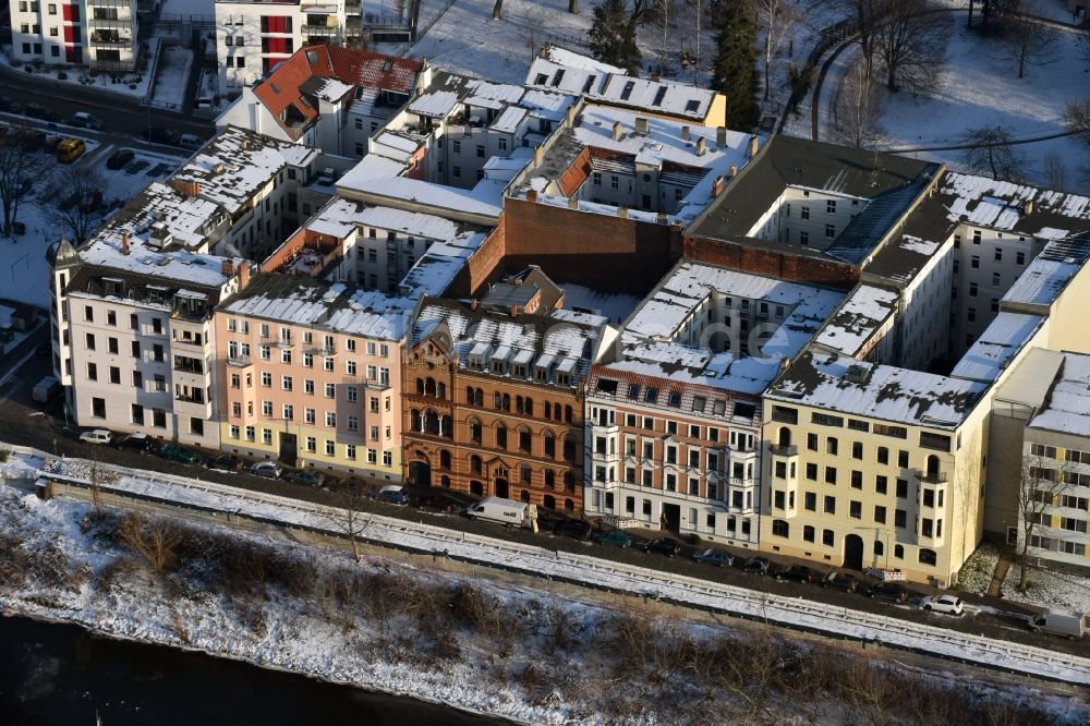 Luftbild Magdeburg - Winterlich schneebedecktes Wohngebiet einer Mehrfamilienhaussiedlung in Magdeburg im Bundesland Sachsen-Anhalt