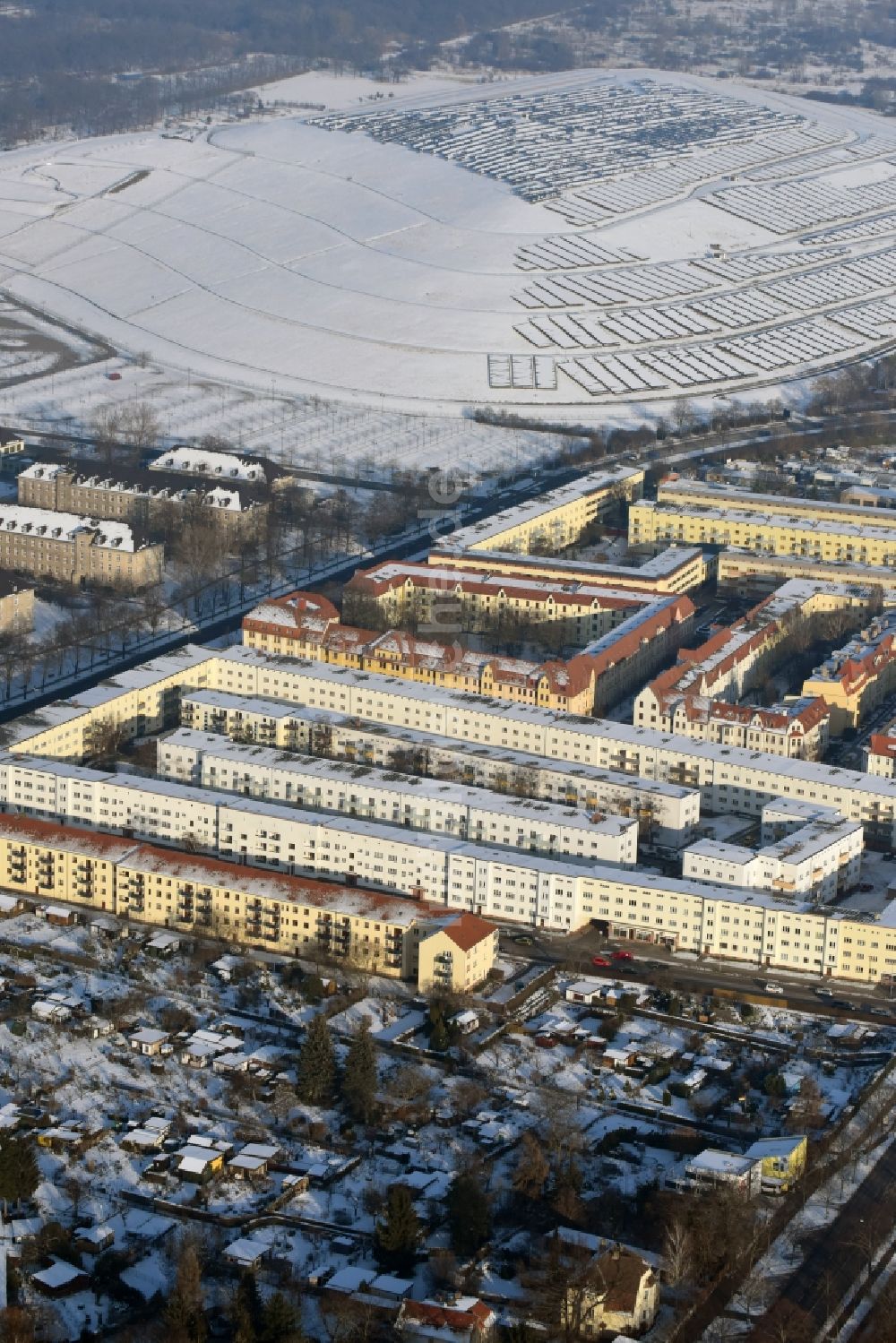 Magdeburg von oben - Winterlich schneebedecktes Wohngebiet einer Mehrfamilienhaussiedlung in Magdeburg im Bundesland Sachsen-Anhalt