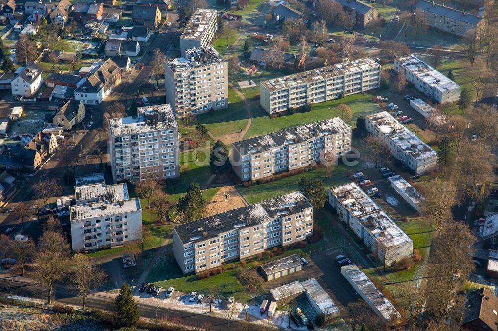 Hamm aus der Vogelperspektive: Winterlich schneebedecktes Wohngebiet einer Mehrfamilienhaussiedlung am Rudolf-Salchow-Weg im Stadtteil Bockum-Hövel in Hamm im Bundesland Nordrhein-Westfalen