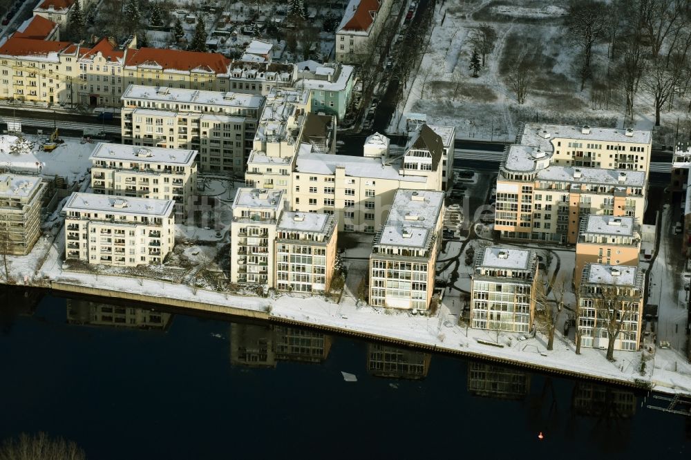 Berlin von oben - Winterlich schneebedecktes Wohngebiet einer Mehrfamilienhaussiedlung am Ufer des Flußverlaufes der Spree in Berlin