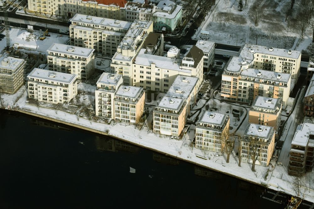 Luftbild Berlin - Winterlich schneebedecktes Wohngebiet einer Mehrfamilienhaussiedlung am Ufer des Flußverlaufes der Spree in Berlin