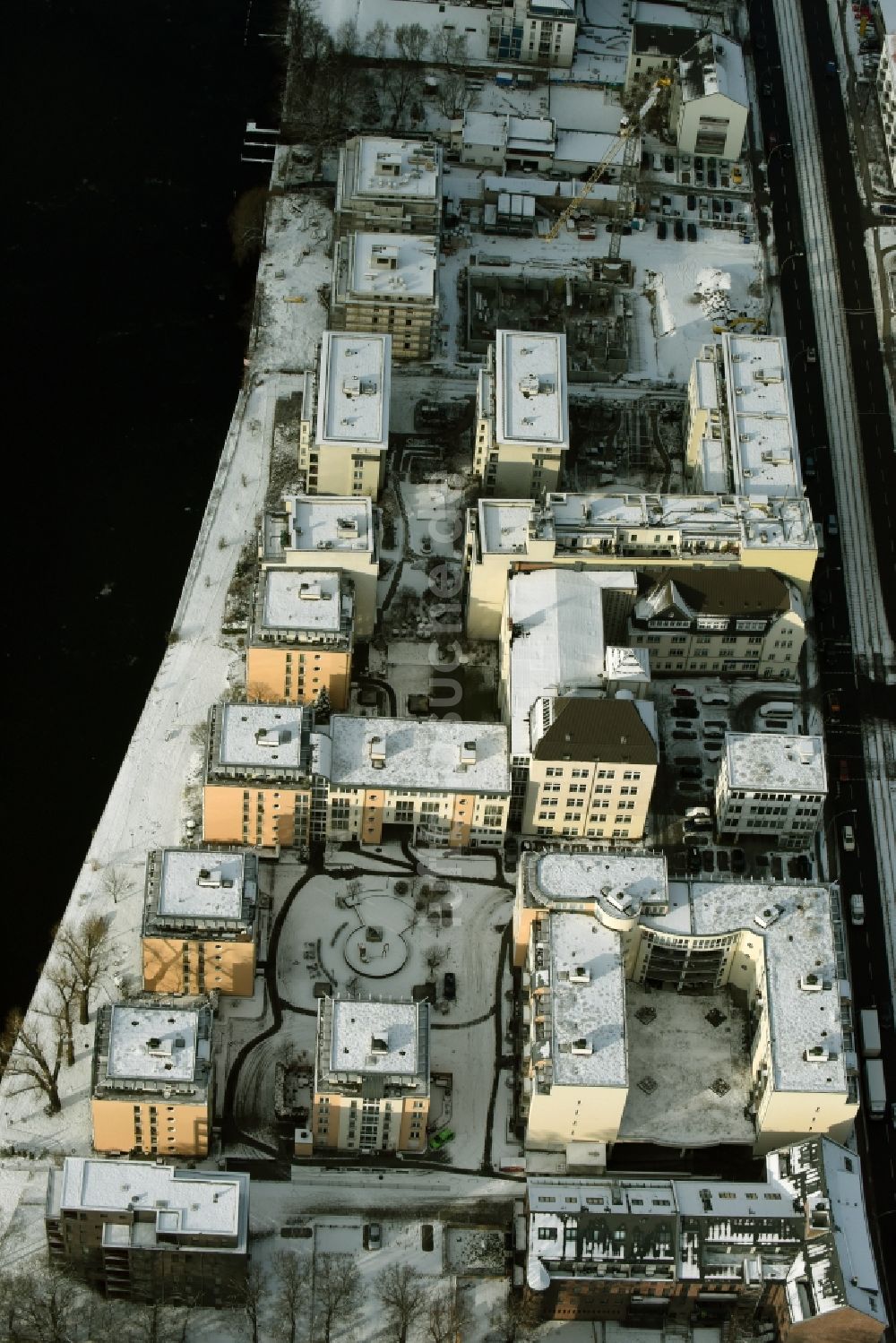 Berlin von oben - Winterlich schneebedecktes Wohngebiet einer Mehrfamilienhaussiedlung am Ufer des Flußverlaufes der Spree in Berlin