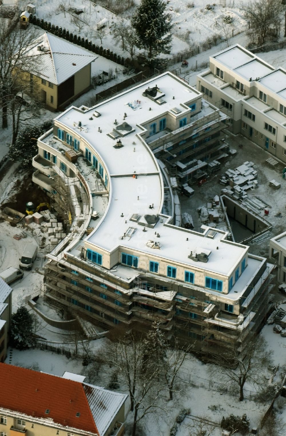 Berlin von oben - Winterlich schneebedecktes Wohnhaus- Neubau- Baustelle der Cardinalplatz GmbH & Co. KG in Berlin Köpenick