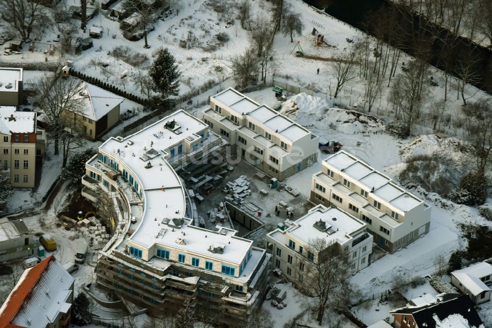 Luftbild Berlin - Winterlich schneebedecktes Wohnhaus- Neubau- Baustelle der Cardinalplatz GmbH & Co. KG in Berlin Köpenick