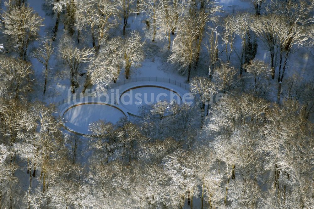 Luftaufnahme Potsdam - winterlich vereiste und verscheite Achterbecken im Babelsberger Park