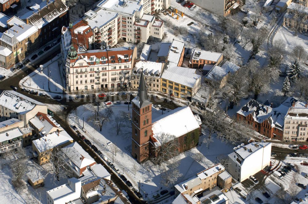 Luftaufnahme Berlin - winterlich verschneite Areal der Köpenicker Innenstadt