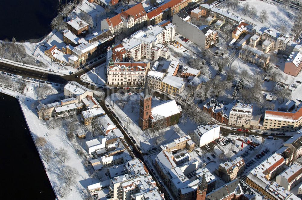 Berlin von oben - winterlich verschneite Areal der Köpenicker Innenstadt