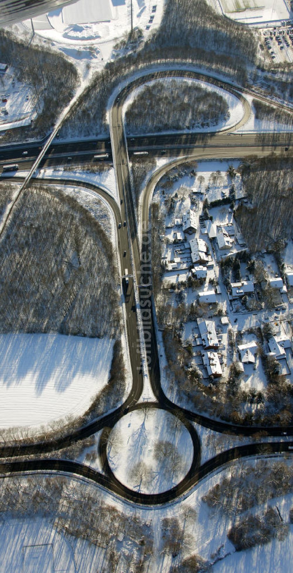 Luftaufnahme Gelsenkirchen - Winterlich verschneite Auffahrt des Kreisverkehrs auf Schalke- Gelsenkirchen, Nordrhein-Westfalen