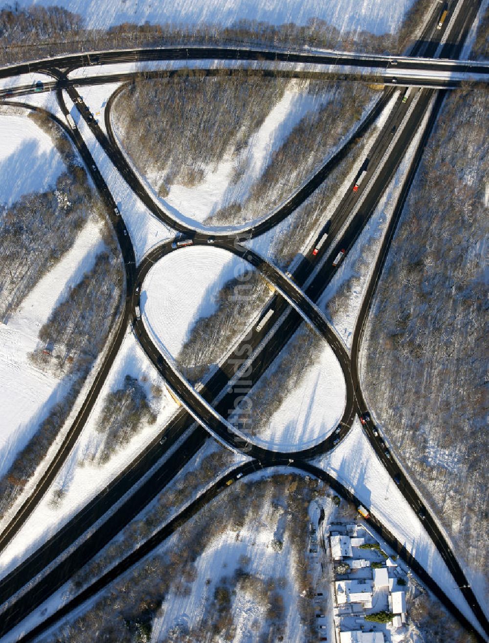 Luftaufnahme GELSENKIRCHEN - Winterlich verschneite Autobahn A42- Anschlußstelle Gelsenkirchen-Bismarck