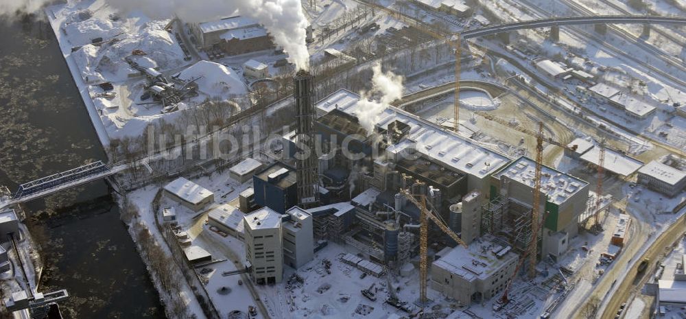 Luftaufnahme Berlin - Winterlich verschneite Baustelle der Ausbaufläche der Müllverbrennungsanlage Berlin - Ruhleben