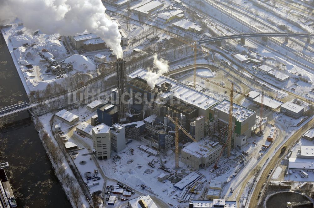 Berlin von oben - Winterlich verschneite Baustelle der Ausbaufläche der Müllverbrennungsanlage Berlin - Ruhleben