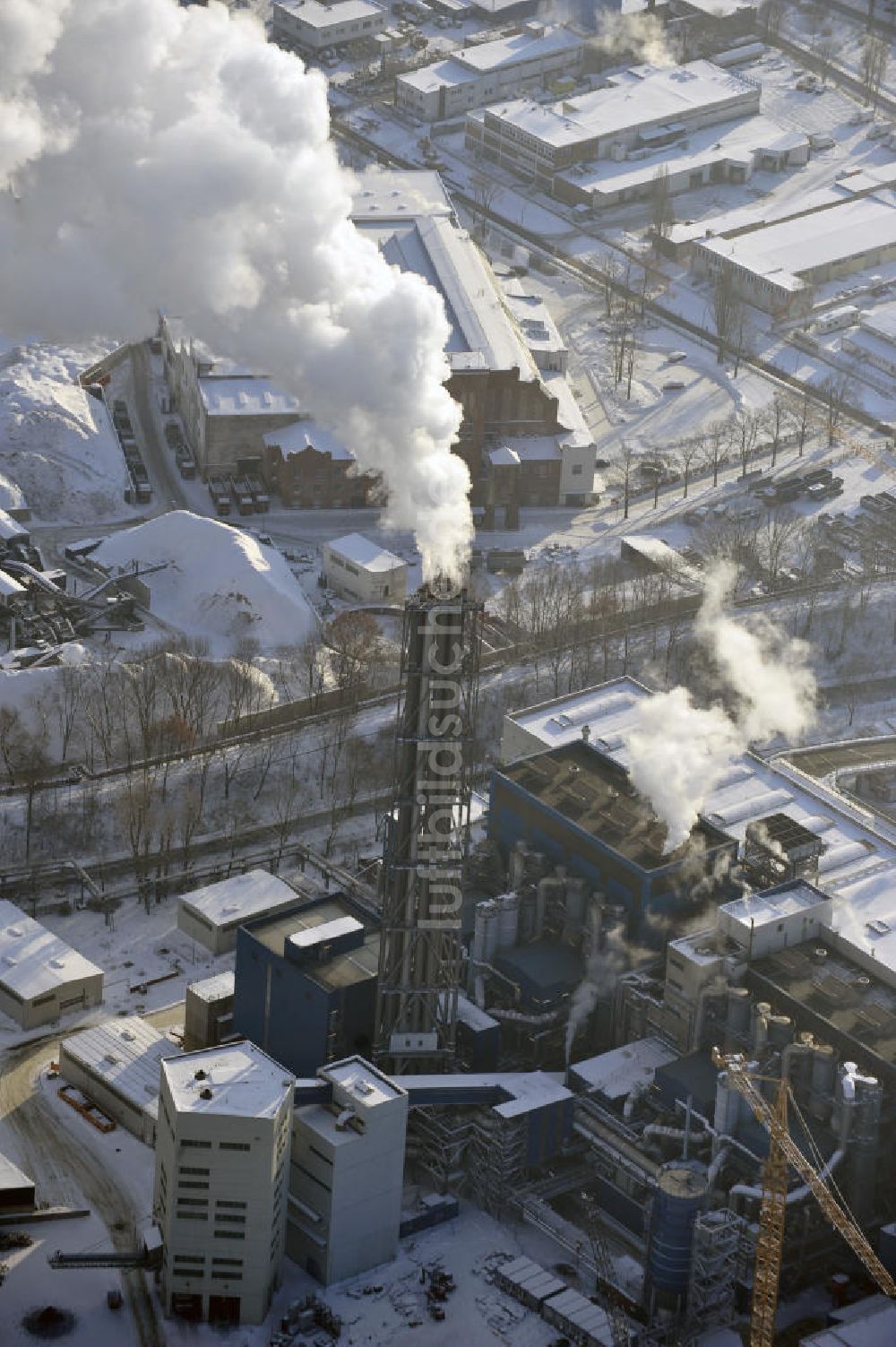 Berlin aus der Vogelperspektive: Winterlich verschneite Baustelle der Ausbaufläche der Müllverbrennungsanlage Berlin - Ruhleben