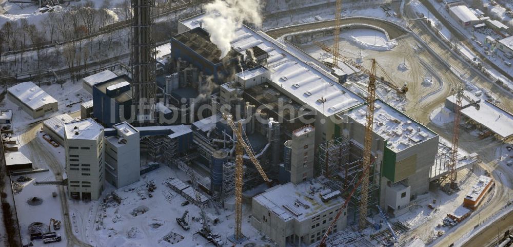 Luftaufnahme Berlin - Winterlich verschneite Baustelle der Ausbaufläche der Müllverbrennungsanlage Berlin - Ruhleben