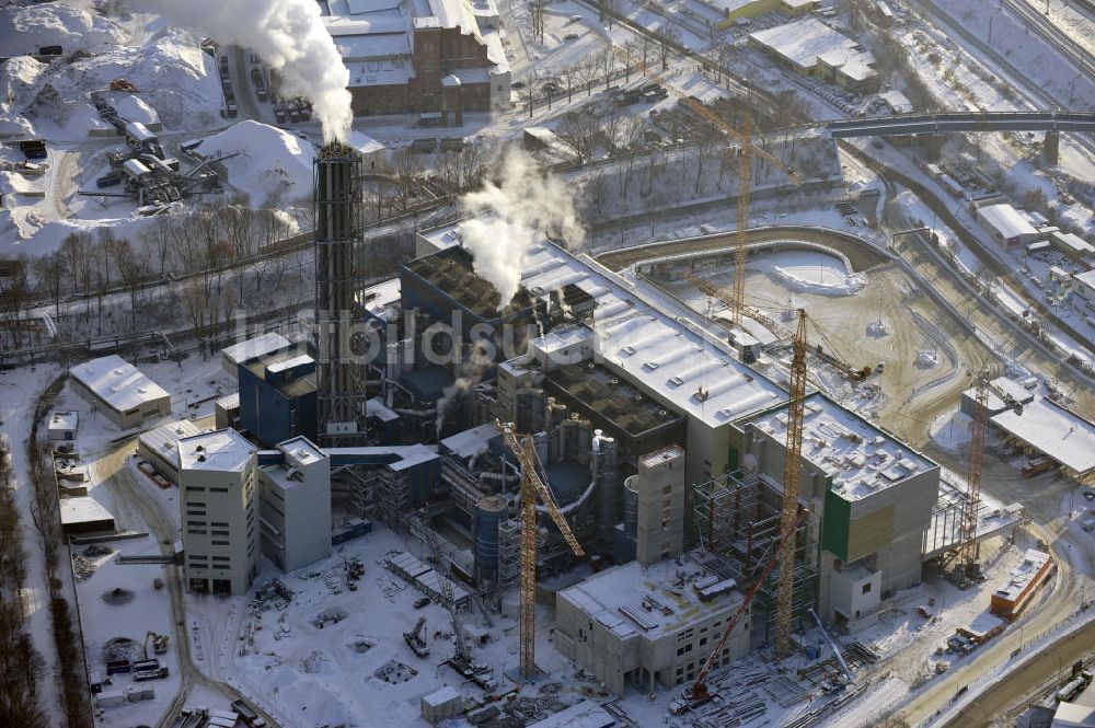 Berlin von oben - Winterlich verschneite Baustelle der Ausbaufläche der Müllverbrennungsanlage Berlin - Ruhleben