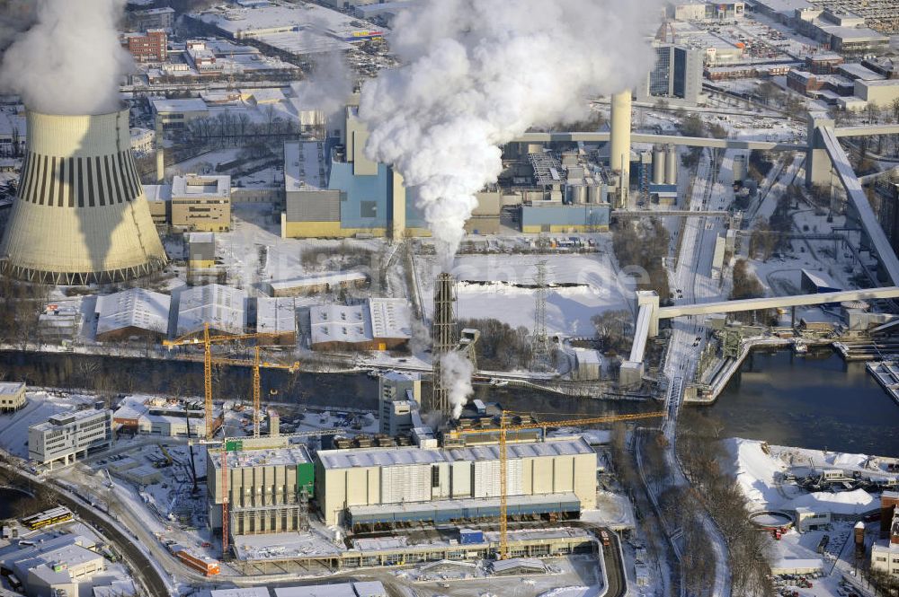 Berlin aus der Vogelperspektive: Winterlich verschneite Baustelle der Ausbaufläche der Müllverbrennungsanlage Berlin - Ruhleben