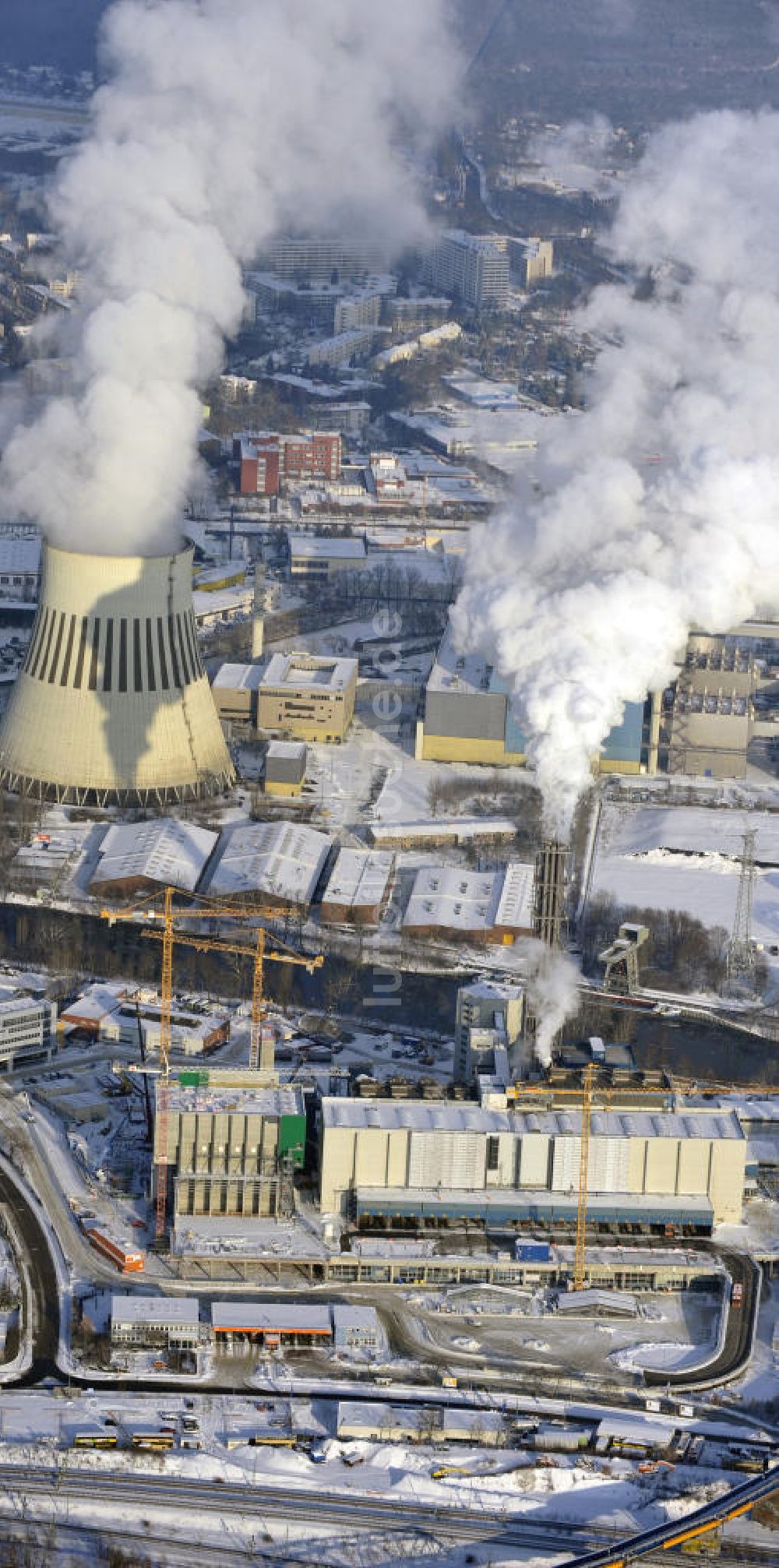 Berlin von oben - Winterlich verschneite Baustelle der Ausbaufläche der Müllverbrennungsanlage Berlin - Ruhleben