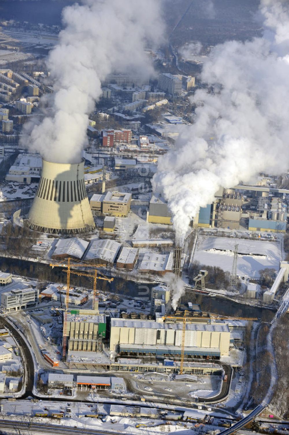 Berlin aus der Vogelperspektive: Winterlich verschneite Baustelle der Ausbaufläche der Müllverbrennungsanlage Berlin - Ruhleben