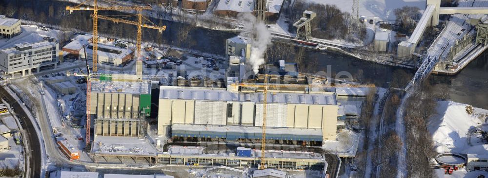 Luftbild Berlin - Winterlich verschneite Baustelle der Ausbaufläche der Müllverbrennungsanlage Berlin - Ruhleben