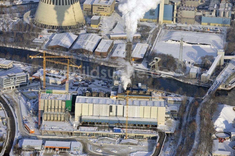 Luftaufnahme Berlin - Winterlich verschneite Baustelle der Ausbaufläche der Müllverbrennungsanlage Berlin - Ruhleben