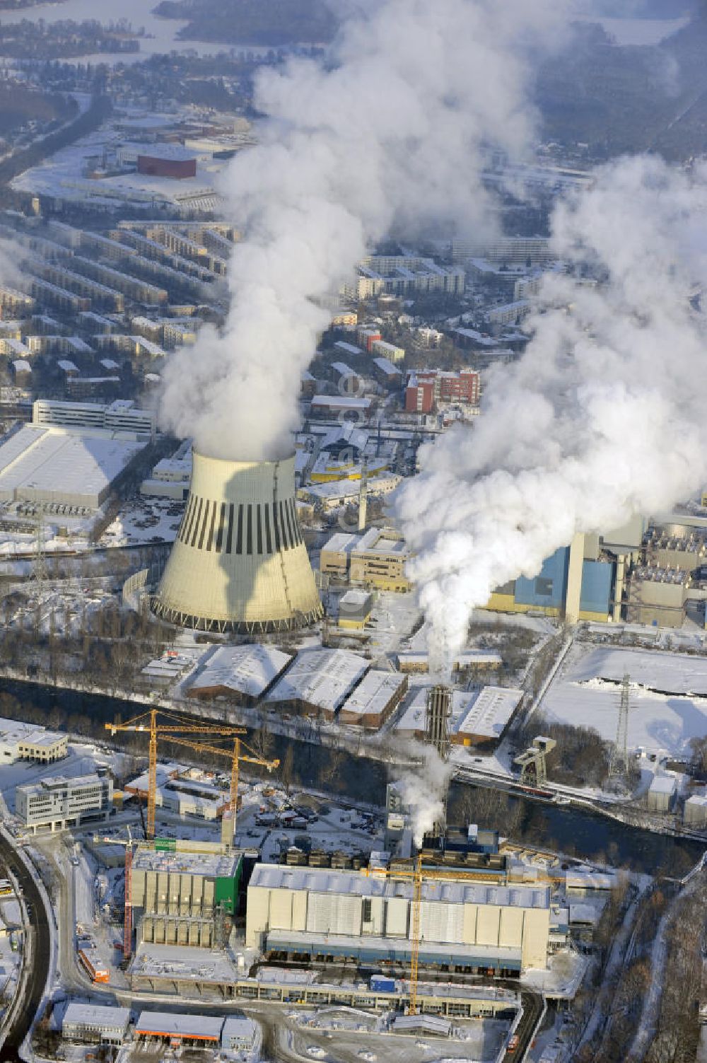 Berlin von oben - Winterlich verschneite Baustelle der Ausbaufläche der Müllverbrennungsanlage Berlin - Ruhleben