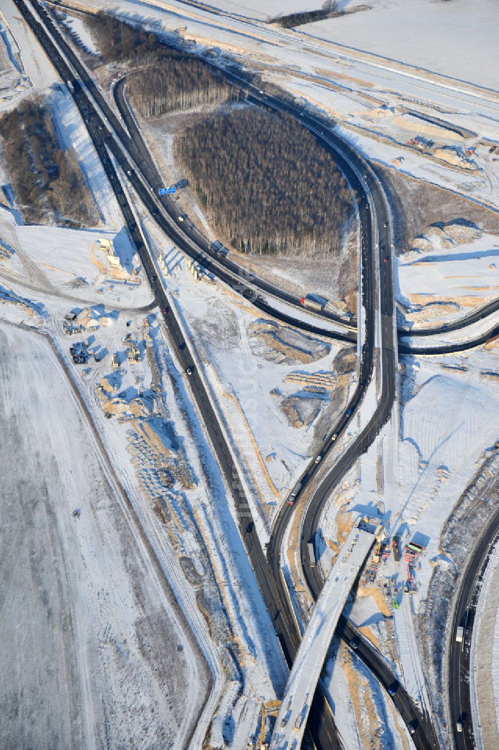 Luftaufnahme SCHWANEBECK - Winterlich verschneite Baustelle Autobahndreieck / interchange Schwanebeck, auch Autobahndreieck Kreuz Barnim genannt