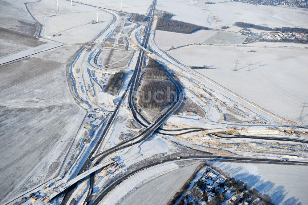 SCHWANEBECK aus der Vogelperspektive: Winterlich verschneite Baustelle Autobahndreieck / interchange Schwanebeck, auch Autobahndreieck Kreuz Barnim genannt