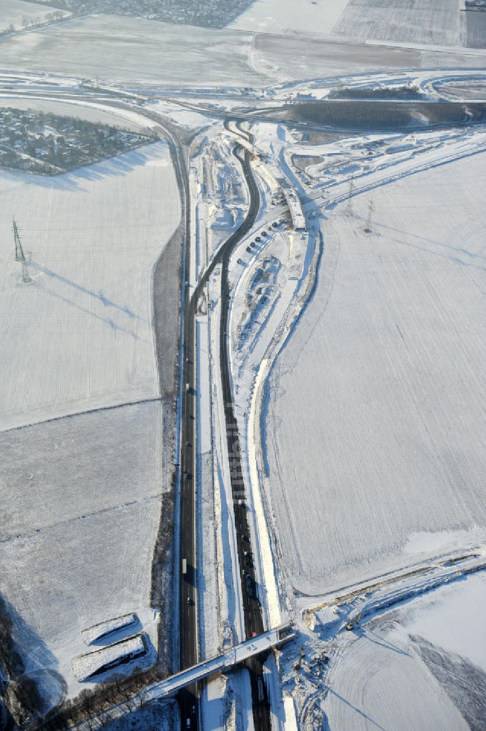 SCHWANEBECK aus der Vogelperspektive: Winterlich verschneite Baustelle Autobahndreieck / interchange Schwanebeck, auch Autobahndreieck Kreuz Barnim genannt