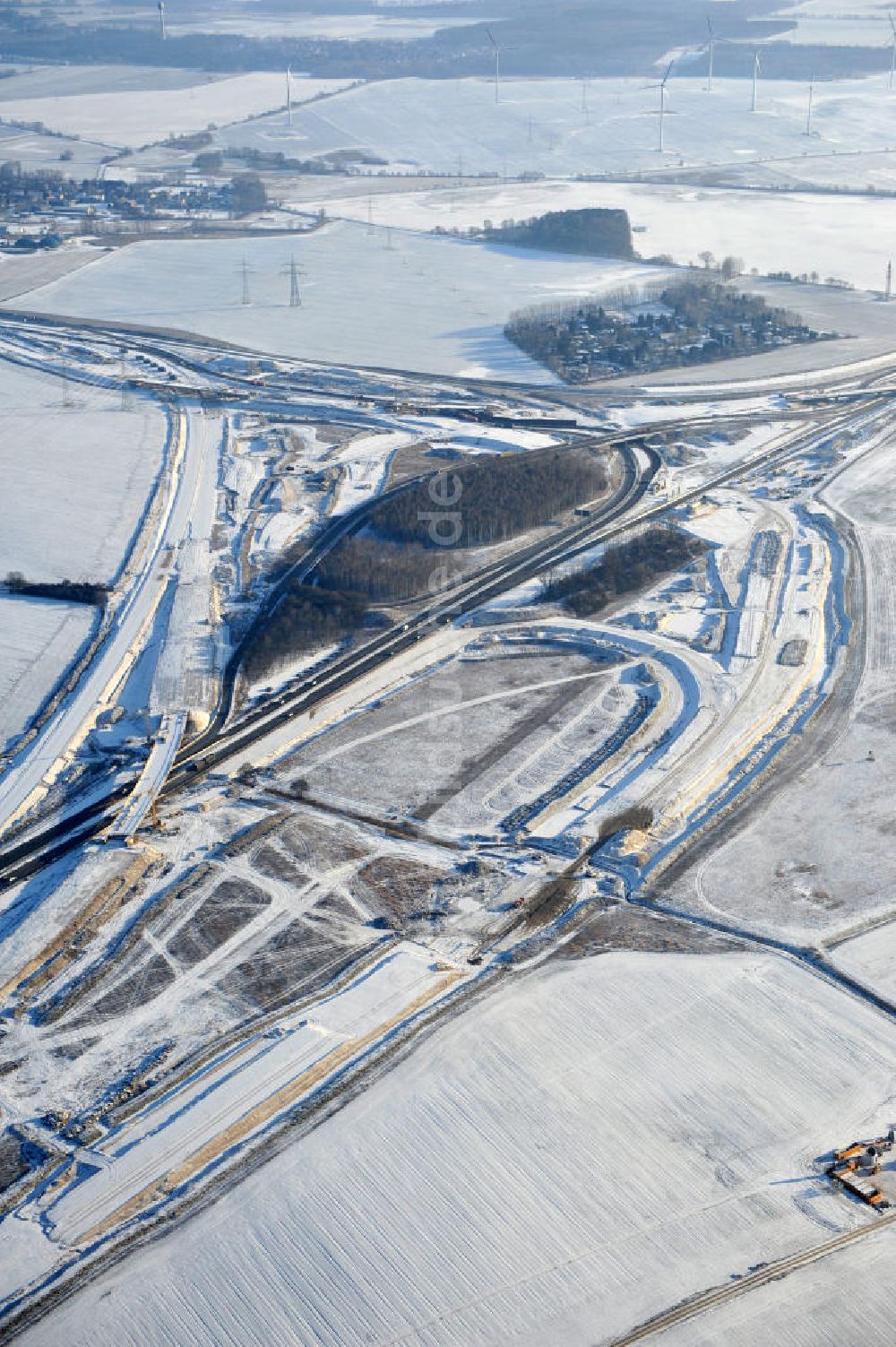 SCHWANEBECK aus der Vogelperspektive: Winterlich verschneite Baustelle Autobahndreieck / interchange Schwanebeck, auch Autobahndreieck Kreuz Barnim genannt