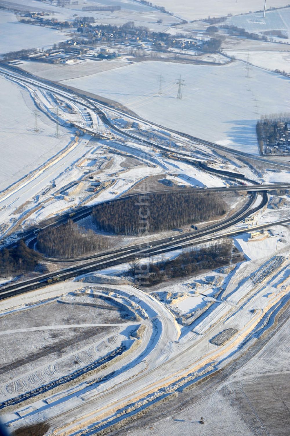 Luftaufnahme SCHWANEBECK - Winterlich verschneite Baustelle Autobahndreieck / interchange Schwanebeck, auch Autobahndreieck Kreuz Barnim genannt