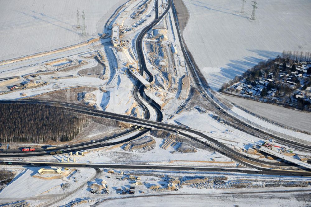 SCHWANEBECK aus der Vogelperspektive: Winterlich verschneite Baustelle Autobahndreieck / interchange Schwanebeck, auch Autobahndreieck Kreuz Barnim genannt