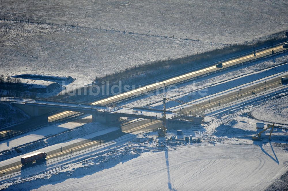 SCHWANEBECK aus der Vogelperspektive: Winterlich verschneite Baustelle Autobahndreieck / interchange Schwanebeck, auch Autobahndreieck Kreuz Barnim genannt