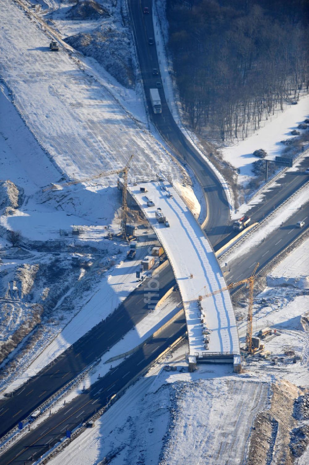 Luftaufnahme SCHWANEBECK - Winterlich verschneite Baustelle Autobahndreieck / interchange Schwanebeck, auch Autobahndreieck Kreuz Barnim genannt