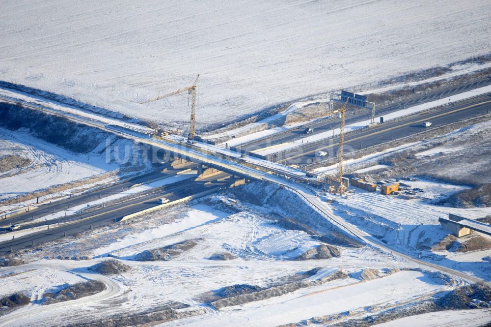 SCHWANEBECK aus der Vogelperspektive: Winterlich verschneite Baustelle Autobahndreieck / interchange Schwanebeck, auch Autobahndreieck Kreuz Barnim genannt