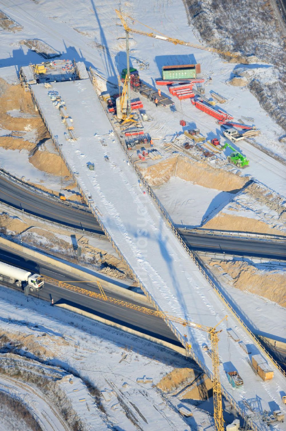 Luftaufnahme SCHWANEBECK - Winterlich verschneite Baustelle Autobahndreieck / interchange Schwanebeck, auch Autobahndreieck Kreuz Barnim genannt