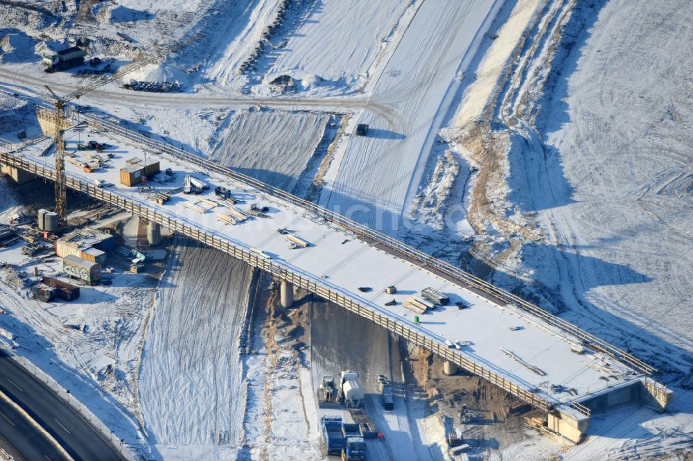 SCHWANEBECK aus der Vogelperspektive: Winterlich verschneite Baustelle Autobahndreieck / interchange Schwanebeck, auch Autobahndreieck Kreuz Barnim genannt