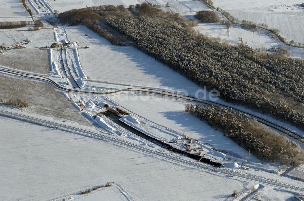 SELCHOW von oben - Winterlich verschneite Baustelle der Deutschen Bahn an der Selchower Kurve bei Schönefeld