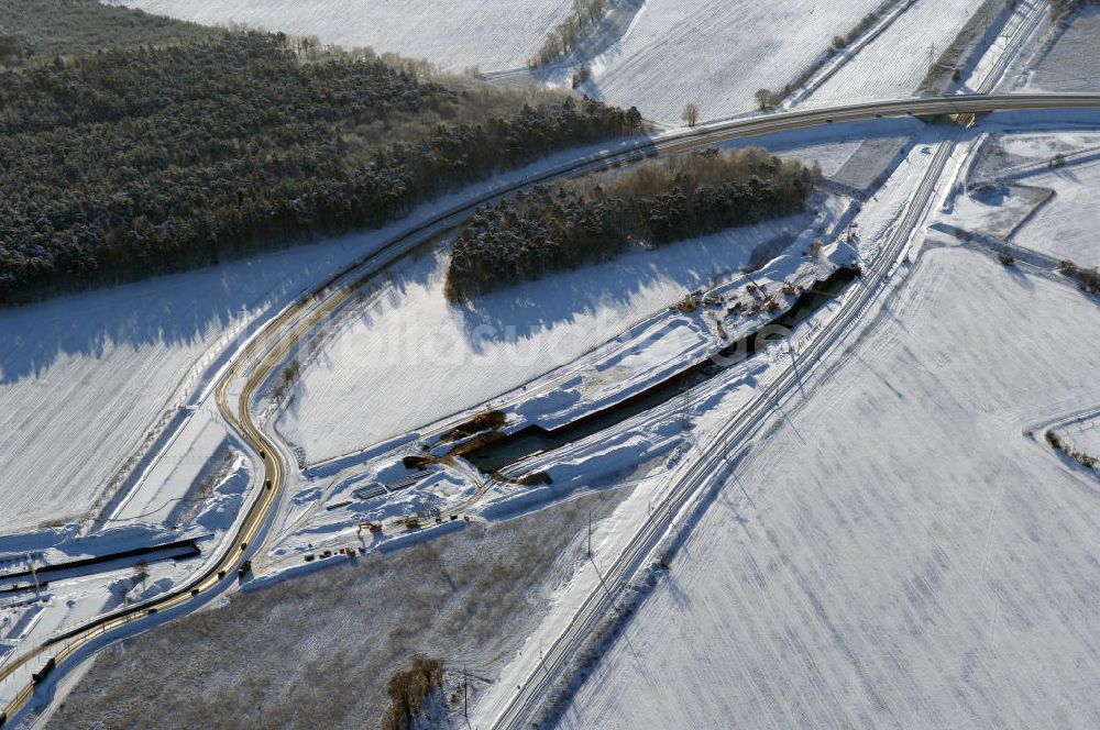 SELCHOW aus der Vogelperspektive: Winterlich verschneite Baustelle der Deutschen Bahn an der Selchower Kurve bei Schönefeld