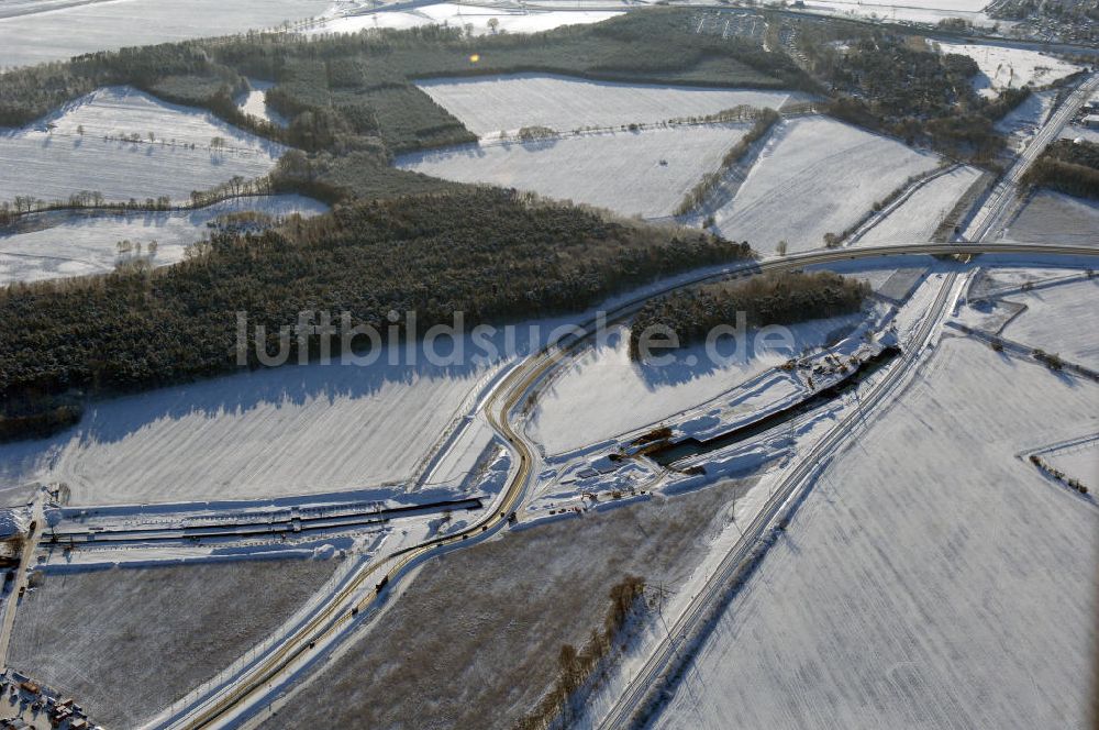 Luftbild SELCHOW - Winterlich verschneite Baustelle der Deutschen Bahn an der Selchower Kurve bei Schönefeld