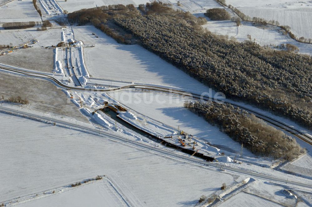 Luftaufnahme SELCHOW - Winterlich verschneite Baustelle der Deutschen Bahn an der Selchower Kurve bei Schönefeld