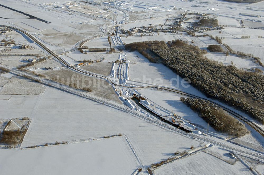 SELCHOW von oben - Winterlich verschneite Baustelle der Deutschen Bahn an der Selchower Kurve bei Schönefeld