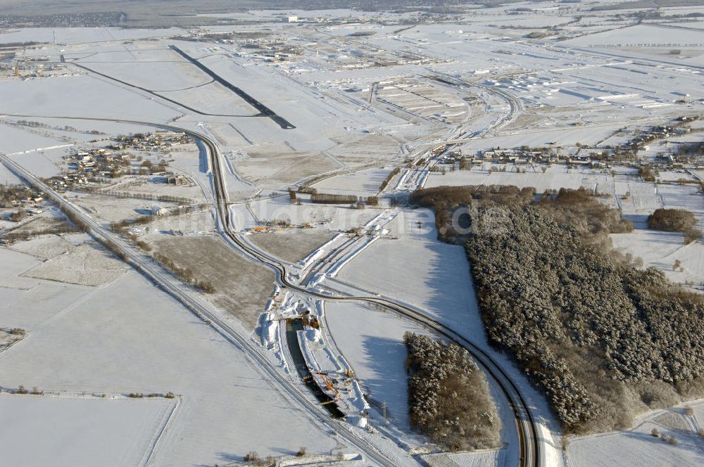 SELCHOW aus der Vogelperspektive: Winterlich verschneite Baustelle der Deutschen Bahn an der Selchower Kurve bei Schönefeld