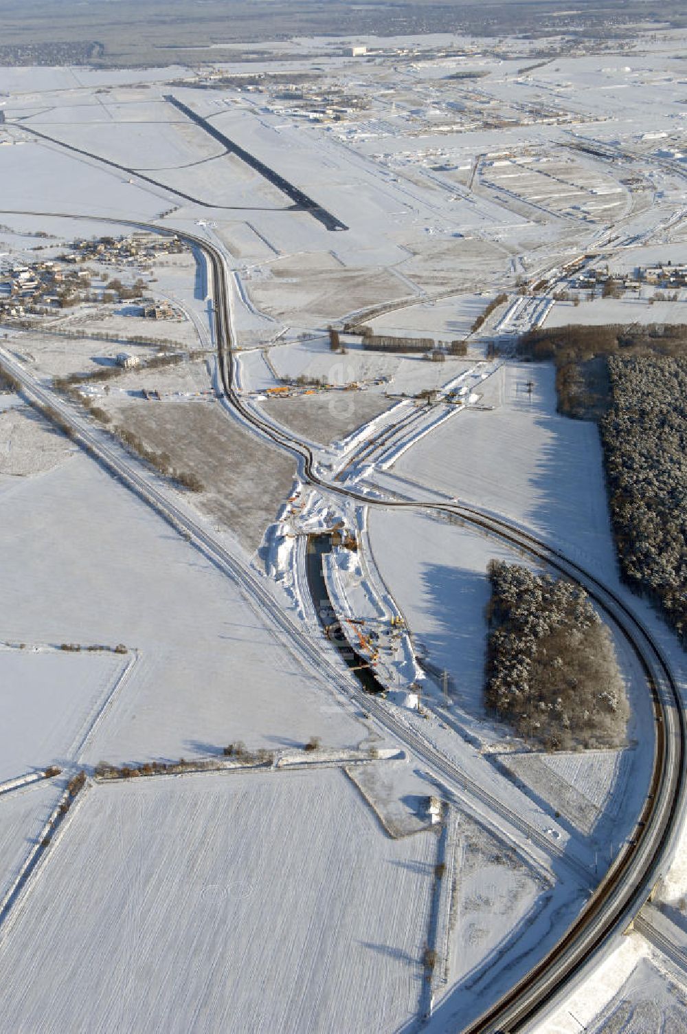 Luftbild SELCHOW - Winterlich verschneite Baustelle der Deutschen Bahn an der Selchower Kurve bei Schönefeld